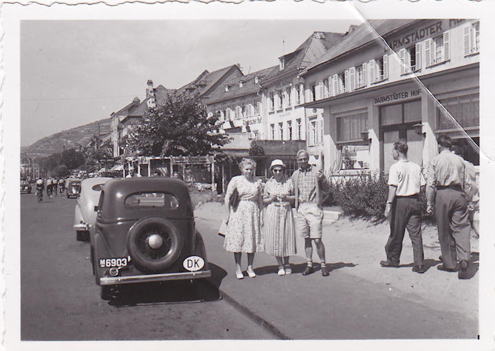Danske turister i Rüdesheim (fra venstre Ford Junior, Kitty, Elsebeth og Erik)